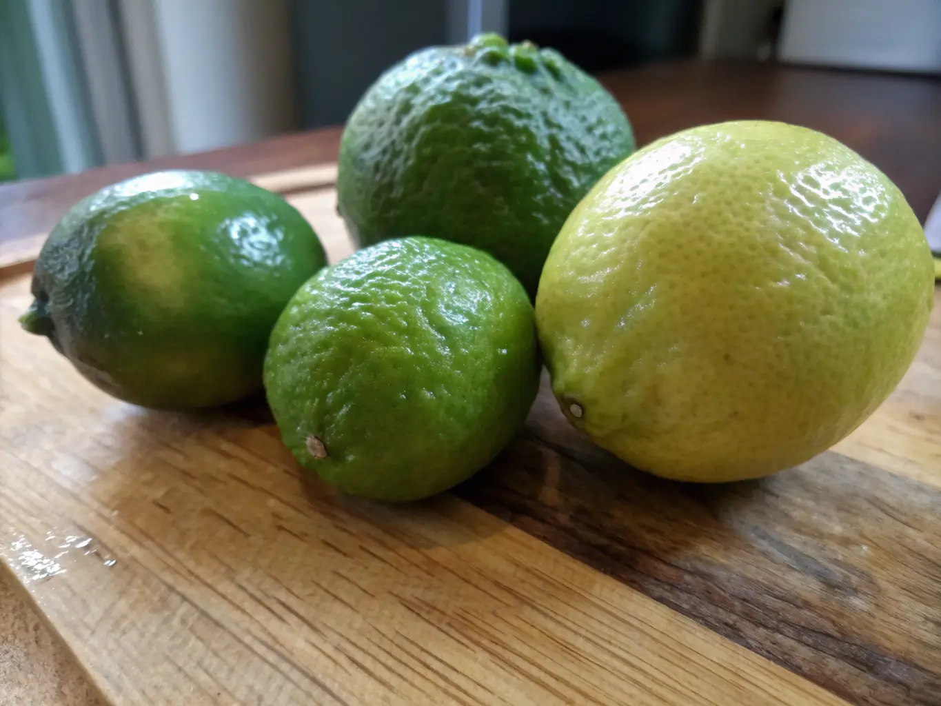 florida-key-limes-vs-regular. Florida key limes comparison for key lime pie bars